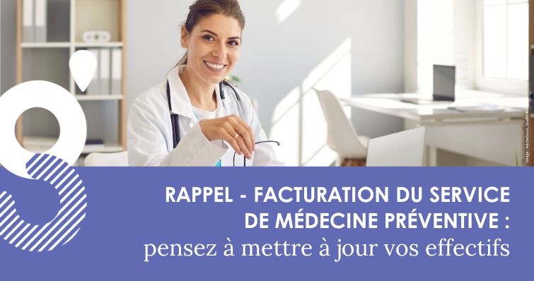 Médecin du travail souriante, assise à un bureau devant un ordinateur portable et tenant sa paire de lunettes dans la main.