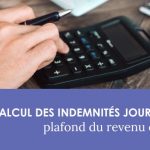 Main utilisant une calculatrice