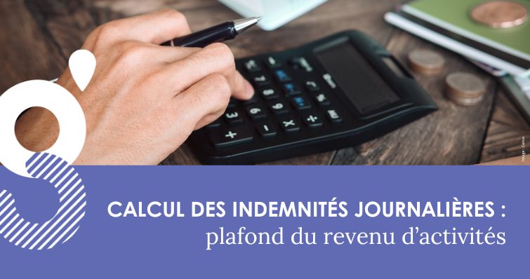 Main utilisant une calculatrice